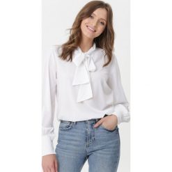 Biała Koszula Lavonne. Białe bluzki damskie Born2be, s, bez wzorów, eleganckie, bez kołnierzyka, z długim rękawem. Za 69,99 zł.