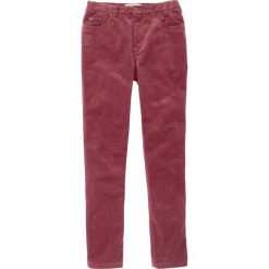 Spodnie sztruksowe chino bonprix bordowy. Czerwone spodnie chłopięce bonprix, bez wzorów, ze sztruksu. Za 79,99 zł.