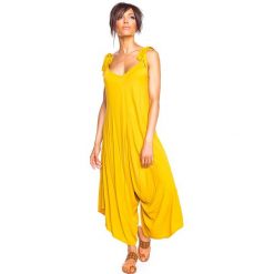 Kombinezon "Lila" w kolorze żółtym. Żółte kombinezony damskie Glamour Paris, s, bez wzorów, bez kołnierzyka, bez rękawów. W wyprzedaży za 153,95 zł.