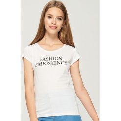 T-shirt z napisem - Biały. Białe t-shirty damskie Sinsay, l, z napisami. Za 9,99 zł.
