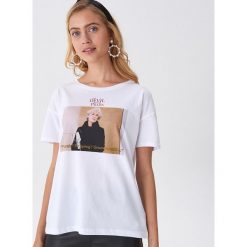 Koszulka z nadrukiem The Devil Wears Prada - Biały. Białe koszulki damskie House, s, z nadrukiem, bez kołnierzyka, bez rękawów. Za 49,99 zł.