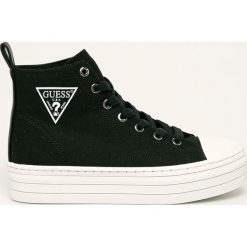 Guess Jeans - Trampki. Białe trampki i tenisówki damskie Guess Jeans, z aplikacjami, z jeansu, na sznurówki. W wyprzedaży za 359,90 zł.