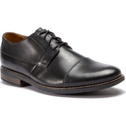 Półbuty CLARKS - Becken Cap 261231397 Black Leather. Czarne buty wizytowe męskie marki Clarks, bez wzorów, ze skóry ekologicznej, eleganckie, bez zapięcia. Za 299,00 zł.