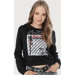 Czarna Bluza Thelnassa. Czarne bluzy damskie Born2be, s, bez wzorów, bez rękawów, z kapturem. W wyprzedaży za 59,99 zł.
