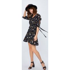 Medicine - Sukienka Secret Garden. Szare sukienki mini MEDICINE, na co dzień, s, z haftami, z tkaniny, casualowe, rozkloszowane. W wyprzedaży za 69,90 zł.