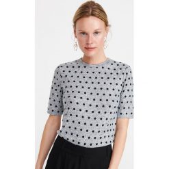 Dzianinowy T-shirt - Jasny szary. Szare t-shirty damskie Reserved, xl, bez wzorów, z dzianiny, bez kołnierzyka. Za 39,99 zł.