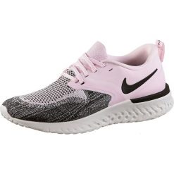 Buty "Odyssey React" w kolorze jasnoróżowym do biegania. Różowe buty sportowe damskie z materiału, do biegania. W wyprzedaży za 304,95 zł.