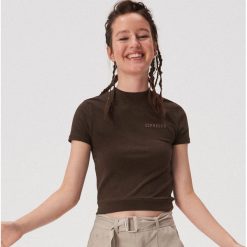 Bawełniany crop top z półgolfem - Brązowy. Pomarańczowe topy damskie Sinsay, s, bez wzorów, z bawełny, bez kołnierzyka. W wyprzedaży za 9,99 zł.