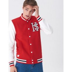 Bluza typu college - Czerwony. Czerwone bluzy męskie House, s, bez wzorów, bez kołnierzyka, bez rękawów, bez kaptura. W wyprzedaży za 49,99 zł.