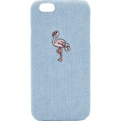 Denimowe etui na telefon z flamingiem. Niebieskie etui damskie marki Pull&Bear. Za 29,90 zł.