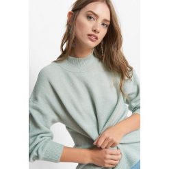 Nietoperzowy sweter z golfem. Zielone swetry oversize damskie Orsay, s, z dzianiny, z krótkim rękawem. Za 99,99 zł.