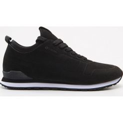 Sneakersy - Czarny. Czarne sneakersy męskie Cropp, bez zapięcia. W wyprzedaży za 69,99 zł.