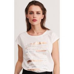 T-shirt z aplikacją - Kremowy. Białe t-shirty damskie Reserved, s, z aplikacjami, bez kołnierzyka. Za 49,99 zł.