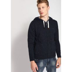 SWETER DŁUGI RĘKAW MĘSKI Z ZAMKIEM. Niebieskie swetry rozpinane męskie marki Top Secret, na lato, xl, z wełny, z kapturem. W wyprzedaży za 69,99 zł.