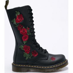Dr Martens - Botki. Czarne botki damskie skórzane marki Dr. Martens, z okrągłym noskiem, na sznurówki. W wyprzedaży za 669,90 zł.
