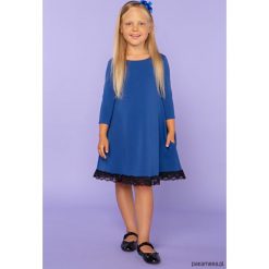 Elegancka sukienka z koronką, TD25_5, chabrowy. Niebieskie sukienki dziewczęce dzianinowe marki Pakamera, w koronkowe wzory, eleganckie. Za 89,00 zł.