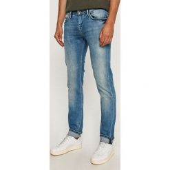 Pepe Jeans - Jeansy Hatch 2020. Niebieskie jeansy męskie Pepe Jeans, bez wzorów, z obniżonym stanem. Za 399,90 zł.