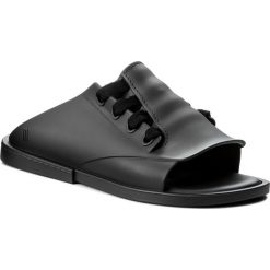 Klapki MELISSA - Ulitsa Ad 32237 Black 01003. Czarne klapki damskie Melissa, bez wzorów, z tworzywa sztucznego, bez obcasa. W wyprzedaży za 199,00 zł.