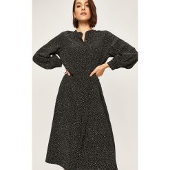 Answear - Sukienka. Czarne sukienki damskie ANSWEAR, na co dzień, s, w grochy, z wiskozy, casualowe, ze stójką, z długim rękawem, długie, midi, proste. W wyprzedaży za 149,90 zł.