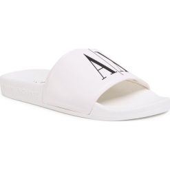Klapki ARMANI EXCHANGE - XDP011 XV303 00152 Op White/Black Logo. Białe klapki damskie Armani Exchange, bez wzorów, z tworzywa sztucznego, bez obcasa. W wyprzedaży za 219,00 zł.
