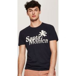 T-shirt z napisem - Granatowy. Niebieskie t-shirty damskie House, s, z napisami, bez kołnierzyka. Za 39,99 zł.