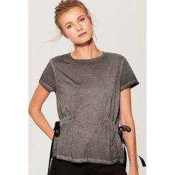Koszulka z ozdobnymi taśmami - Szary. Szare t-shirty damskie Mohito, l. Za 59,99 zł.