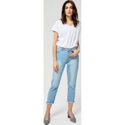 Jeansy typu mom fit. Niebieskie jeansy damskie Moodo, m, bez wzorów, z bawełny, z podwyższonym stanem. Za 44,99 zł.