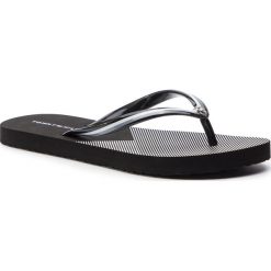 Japonki TOMMY HILFIGER - Flat Beach Sandal Stripe Print FW0FW04043 Black 990. Czarne klapki damskie TOMMY HILFIGER, bez wzorów, z tworzywa sztucznego, bez obcasa. W wyprzedaży za 119,00 zł.
