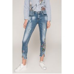 Haily's - Jeansy Melia. Niebieskie jeansy damskie rurki marki Haily's, z haftami, z bawełny. Za 179,90 zł.