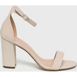 Steve Madden - Sandały Beella Madden Girl. Różowe sandały damskie Steve Madden, bez wzorów, z materiału, z okrągłym noskiem, bez obcasa, na obcasie, na klamry. W wyprzedaży za 139,90 zł.