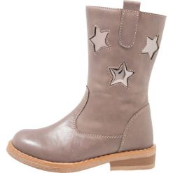 Friboo Kozaki taupe. Szare buty zimowe damskie marki Friboo, z materiału, na wysokim obcasie. W wyprzedaży za 135,85 zł.