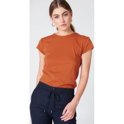 NA-KD Basic T-shirt z surowym wykończeniem - Orange. Pomarańczowe t-shirty damskie marki NA-KD Basic, bez wzorów, z bawełny, z okrągłym kołnierzem. W wyprzedaży za 21,18 zł.