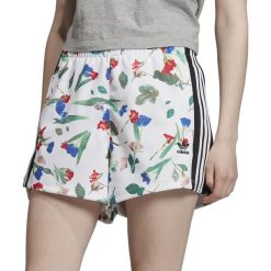 ADIDAS ALLOVER PRINT SHORTS > ED4761. Żółte szorty damskie Adidas, bez wzorów, z bawełny, klasyczne, z standardowym stanem. Za 129,99 zł.