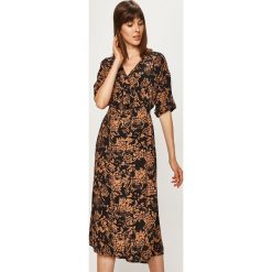 Vero Moda - Sukienka. Pomarańczowe sukienki damskie Vero Moda, na co dzień, s, bez wzorów, z wiskozy, casualowe, bez kołnierzyka, bez rękawów, midi, proste. W wyprzedaży za 129,90 zł.