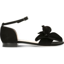 Sandały SALY. Czarne sandały damskie Gino Rossi, w paski, ze skóry, eleganckie, bez obcasa, na płaskiej podeszwie, z paskami. Za 299,90 zł.