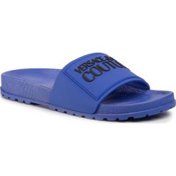 Klapki VERSACE JEANS COUTURE - E0YVBSQ2 71353 240. Fioletowe klapki męskie Versace Jeans Couture, z jeansu, bez zapięcia. W wyprzedaży za 249,00 zł.