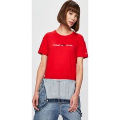 Tommy Jeans - Top. Czerwone bluzki damskie Tommy Jeans, s, z nadrukiem, z bawełny, z okrągłym kołnierzem. W wyprzedaży za 139,90 zł.