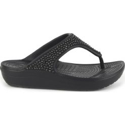 Crocs Sloane Embellished Japonki Czarny. Czarne klapki damskie Crocs, w paski, z materiału, bez obcasa. Za 206,95 zł.