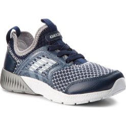 Sneakersy GEOX - J Sveth B. A J826PA 014BU C0661 S Navy/Grey. Niebieskie trampki chłopięce Geox, bez wzorów, ze skóry ekologicznej, bez zapięcia. W wyprzedaży za 169,00 zł.