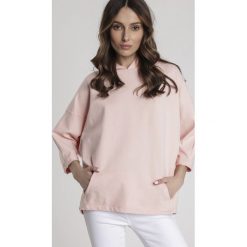 Jasnoróżowa Bluza Maryliria. Różowe bluzy damskie Renee, xl, z aplikacjami, z dzianiny, z krótkim rękawem, krótkie, z kapturem. Za 79,99 zł.
