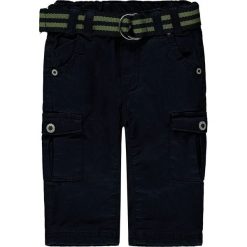 Spodnie w kolorze granatowym. Niebieskie spodnie niemowlęce Steiff, w paski, z tkaniny. W wyprzedaży za 109,95 zł.