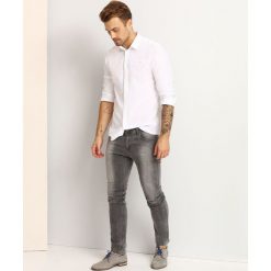 Koszula długi rękaw męska slim fit. Białe koszule męskie Top Secret, m, bez wzorów, z jeansu, eleganckie, bez kołnierzyka, z długim rękawem. W wyprzedaży za 59,99 zł.