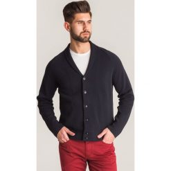 Granatowy kardigan Emporio Armani z kołnierzykiem. Swetry męskie Emporio Armani. Za 615,60 zł.