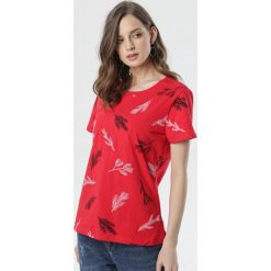 Czerwony T-shirt Adrasteia. Czerwone bluzki damskie Born2be, s, bez wzorów, z okrągłym kołnierzem. Za 39,99 zł.