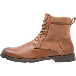 Buty zimowe męskie: Feud London MILITARY BOOT Botki sznurowane tan
