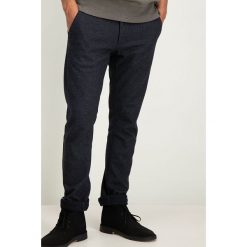 Spodnie chino w kolorze granatowym. Niebieskie spodnie męskie Garcia, na co dzień, m, w paski. W wyprzedaży za 129,95 zł.