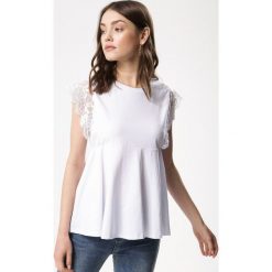 Biała Bluzka Particularity. Białe bluzki damskie marki Born2be, s, w paski, z dzianiny, z okrągłym kołnierzem, z krótkim rękawem. Za 59,99 zł.