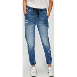 Desigual - Jeansy Celana. Niebieskie jeansy damskie rurki marki Desigual, l, z elastanu, z obniżonym stanem. W wyprzedaży za 299,90 zł.