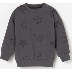 Ocieplana bluza w gwiazki - Szary. Szare bluzy męskie Reserved, m, bez wzorów, bez kołnierzyka, bez rękawów, bez kaptura. Za 49,99 zł.