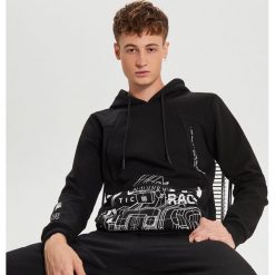 Bluza typu techwear z łączonych materiałów - Czarny. Czarne bluzy męskie Cropp, s, bez wzorów, z materiału, bez kołnierzyka, bez rękawów, bez kaptura. Za 129,99 zł.